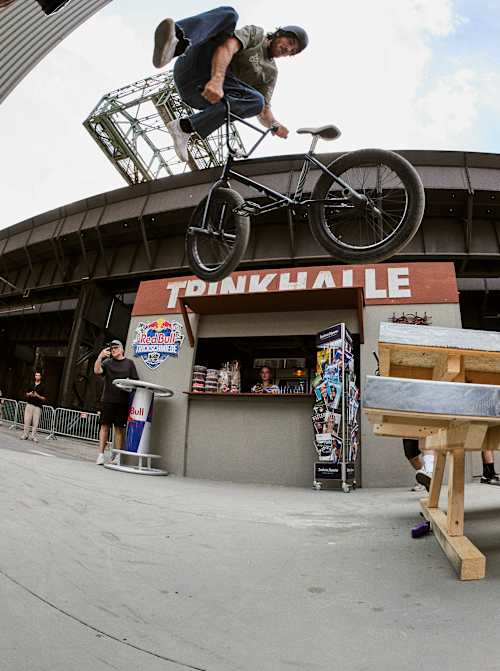 Am 12. Juli 2026 zeigt Gaspar Gundulain bei der Red Bull Trickschmiede in Duisburg einen epischen Fakie Switch Whip.