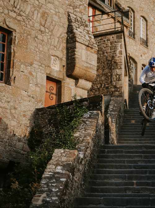 Kriss Kyle ride en VTT au Mont-Saint-Michel le 23 juin 2026.
