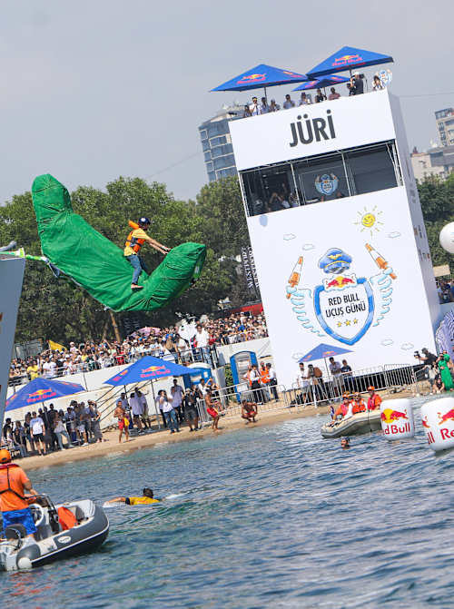 Caddebostan sahilde düzenlenen Red Bull Uçuş Günü 2022'de katılımcılar suyun üzerinde süzülüyor.