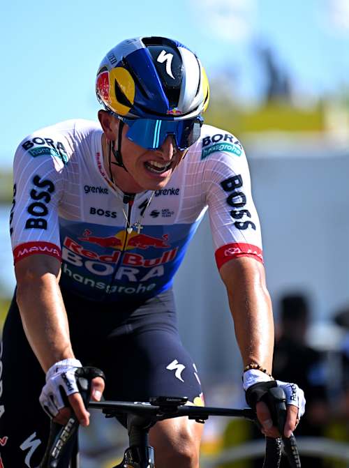 Florian Lipowitz vom Team Red Bull - BORA - hansgrohe rast bei der zweiten Etappe der Tour de France 2026 in Barcelona, Spanien, über die Ziellinie.