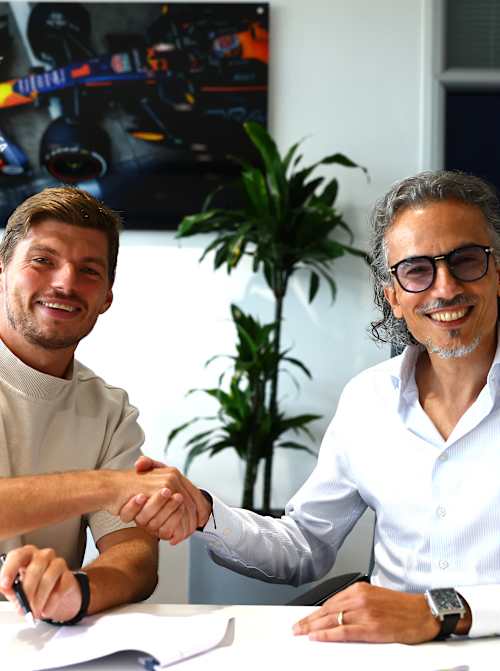 Verstappen zet zijn handtekening onder een nieuw contract