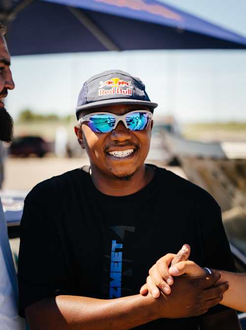 Samkeliso Thubane se smiješi u Red Bull kapi i sunčanim naočalama tijekom Sam Sam Showa 2026 u Almatyju, Kazahstan, 24. svibnja 2026