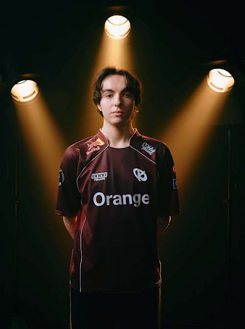 Caliste Henry-Hennebert pose sous les couleurs de la Karmine Corp lors d’un shooting pour The Red Bulletin.