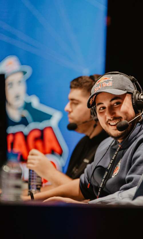 Le streamer et joueur français Gotaga joue aux jeux vidéo sur la scène du Gotaga On Tour à Marseille en France en 2019.