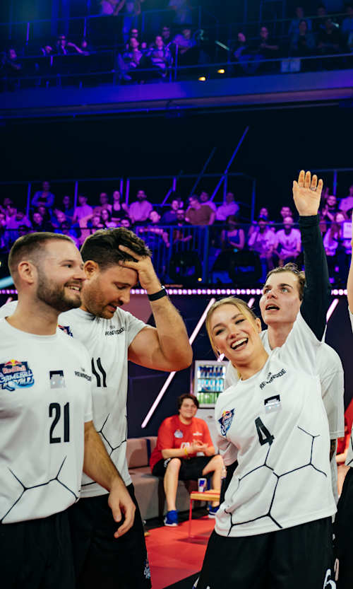 Sebastian „Rewinside“ Meyer mit seinem Team bei Red Bull Gameball Royale in Düsseldorf.