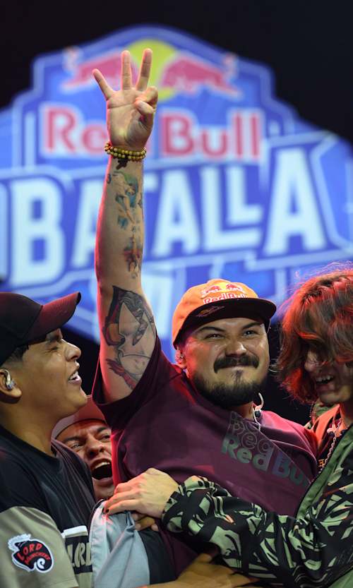 Artil y Saturno celebran y abrazan a Rapder tras su victoria. 