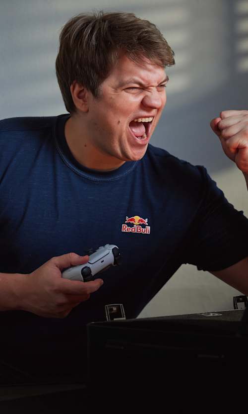 Im Juli 2025 feiert Frederik "Noway4u" Hinteregger einen Sieg im Red Bull Gaming Garden in München, aufgenommen inmitten einer elektrisierenden Gaming-Session.