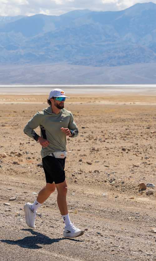 Arda Saatçi läuft unter der prallen Sonne während des 2026 Red Bull Cyborg Season Ultra 600 im Death Valley, Kalifornien.