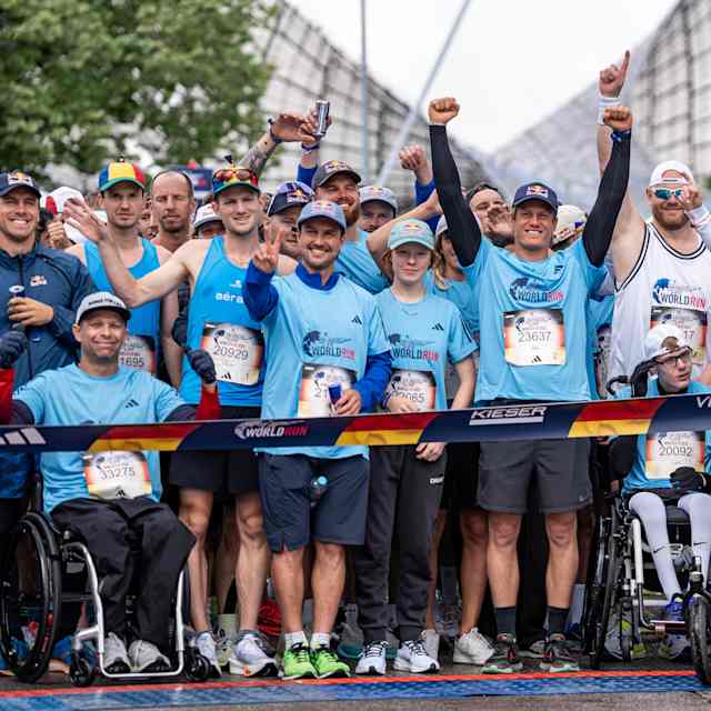 Nik Gührs, Felix Georgii, Patricia Druwen und viele weitere Red Bull Athlet:innen stehen in der ersten Reihe beim Wings for Life World RUn 2025 in München.