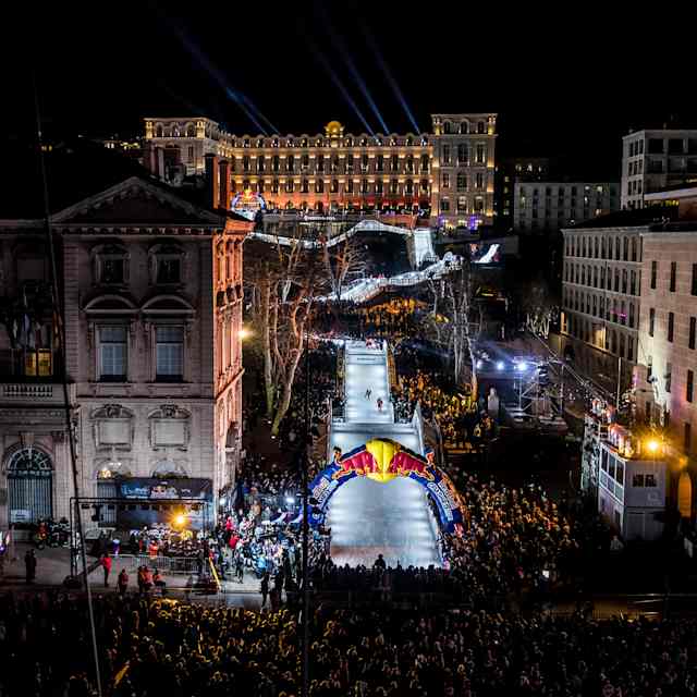 AP-1TZ5UW9851W11-headerMedia