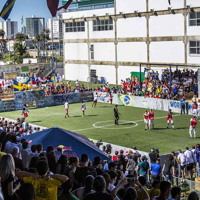 An image of the players, pitch and venue for Neymar Junior's football competition.