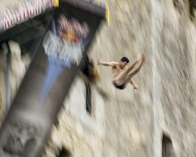 Cliff diver hits his head but still lands on his feet
