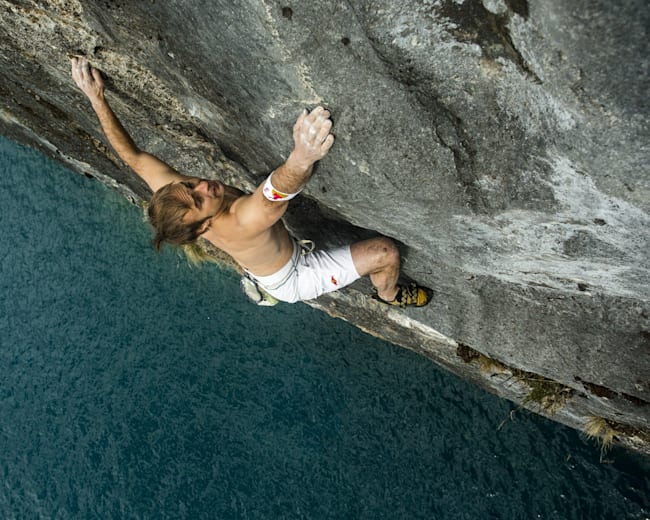 Psicobloc free climbing over water ++video++ Red Bull