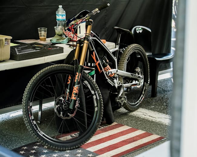 carbon fiber downhill mountain bike