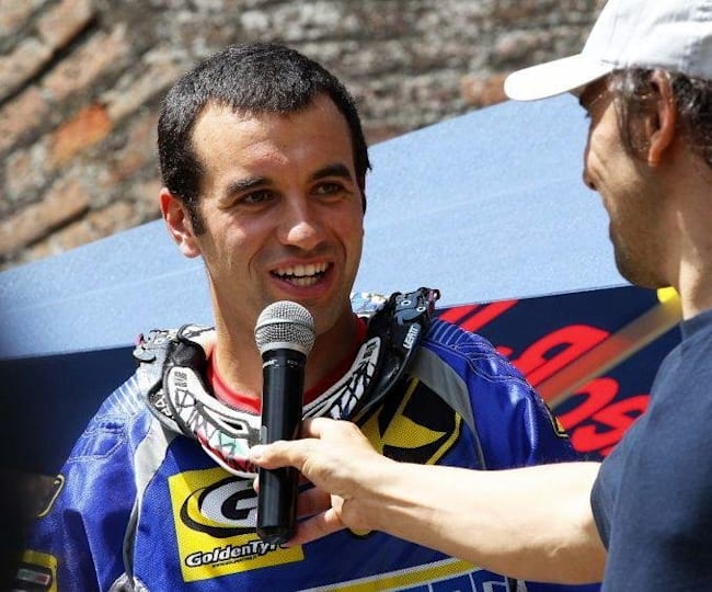 Video Alfredo Gomez takes one for the team