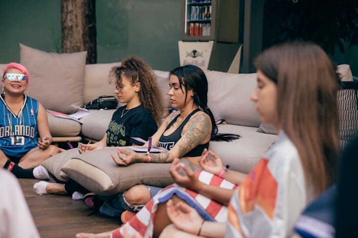 Karey, Nine, Neblinna y Sara Socas durante una relajación durante una sesión con Virginia Ramirez