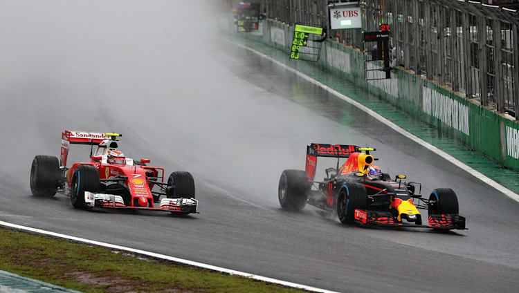 Max Verstappen rebasando a Kimi Raikkonen bajo la lluvia en el Gran Premio de Brasil 2016