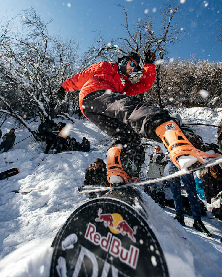 Тәжірибелі ресейлік киска жалап, ұрған дыбыспен жалайды