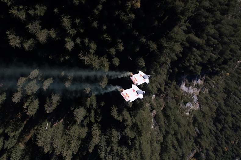 飛行機の機内に 着地 したウイングスーツパイロット