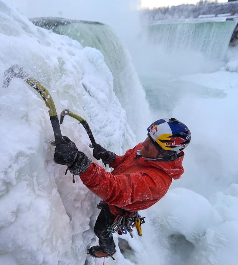世界初 ナイアガラの滝をアイスクライミングした男 クライミング レッドブル