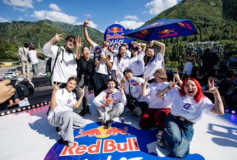 Әйелдің бөксесі қызарғанша ұрған суреттері