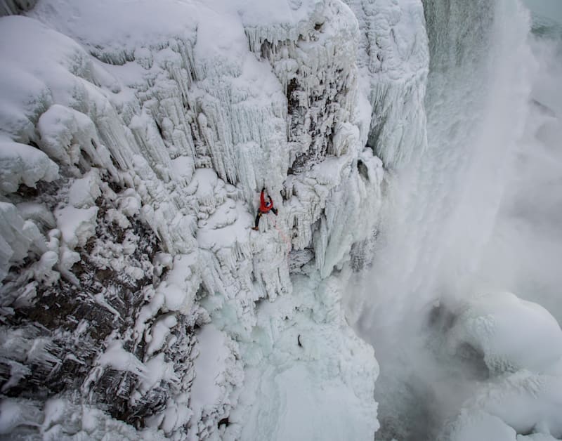 世界初 ナイアガラの滝をアイスクライミングした男 クライミング レッドブル