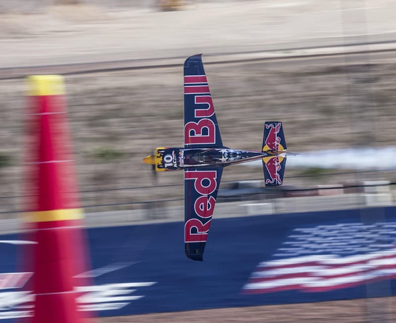 レッドブル　フィギュア　飛行機　レース　redbull 模型　トランスフォーム Red Bull Air Race transforming plane