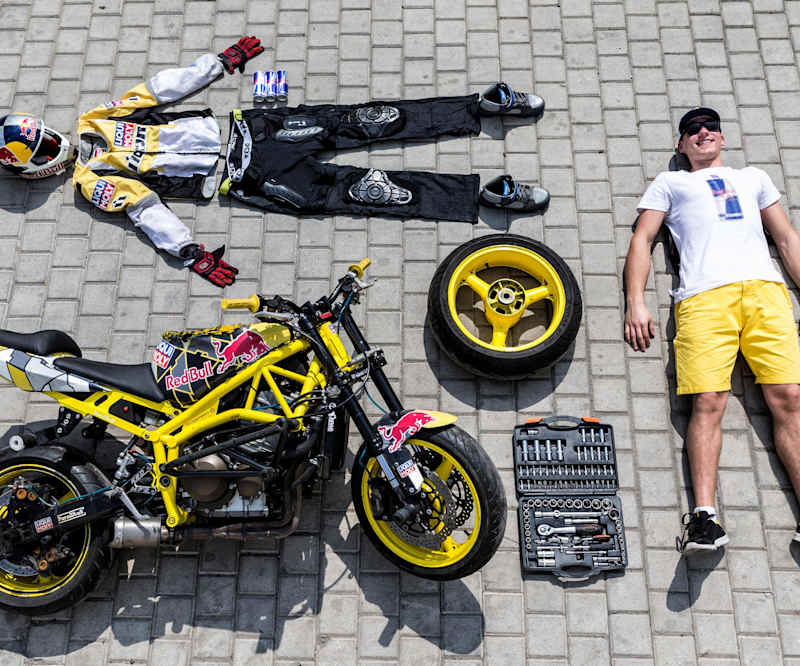 当red Bull F1 赛车遇上英国道路之最