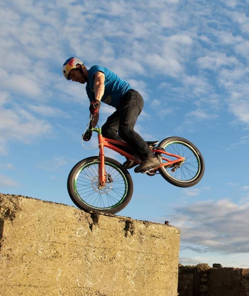Mountain bike stunt rider hotsell