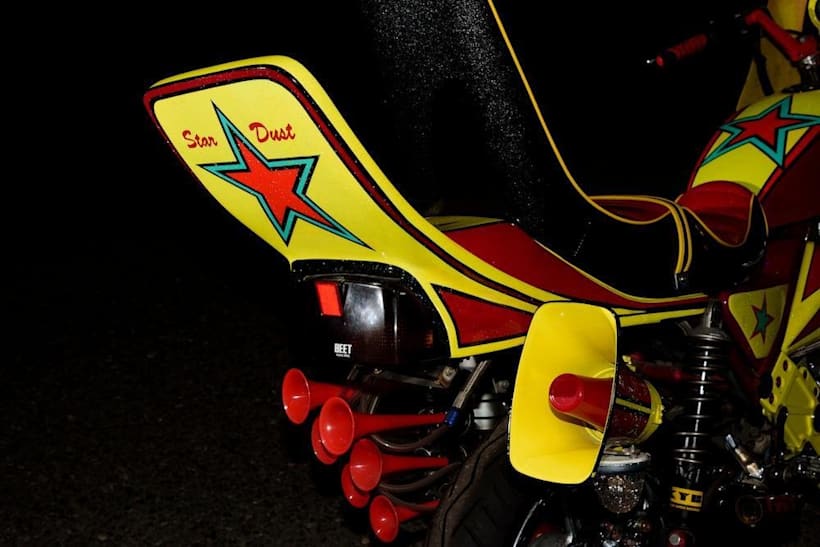 美麗族車5選 ニッポンの改造文化遺産にマジメに迫ってみる カミナリ族 ロケットカウル 三段シート