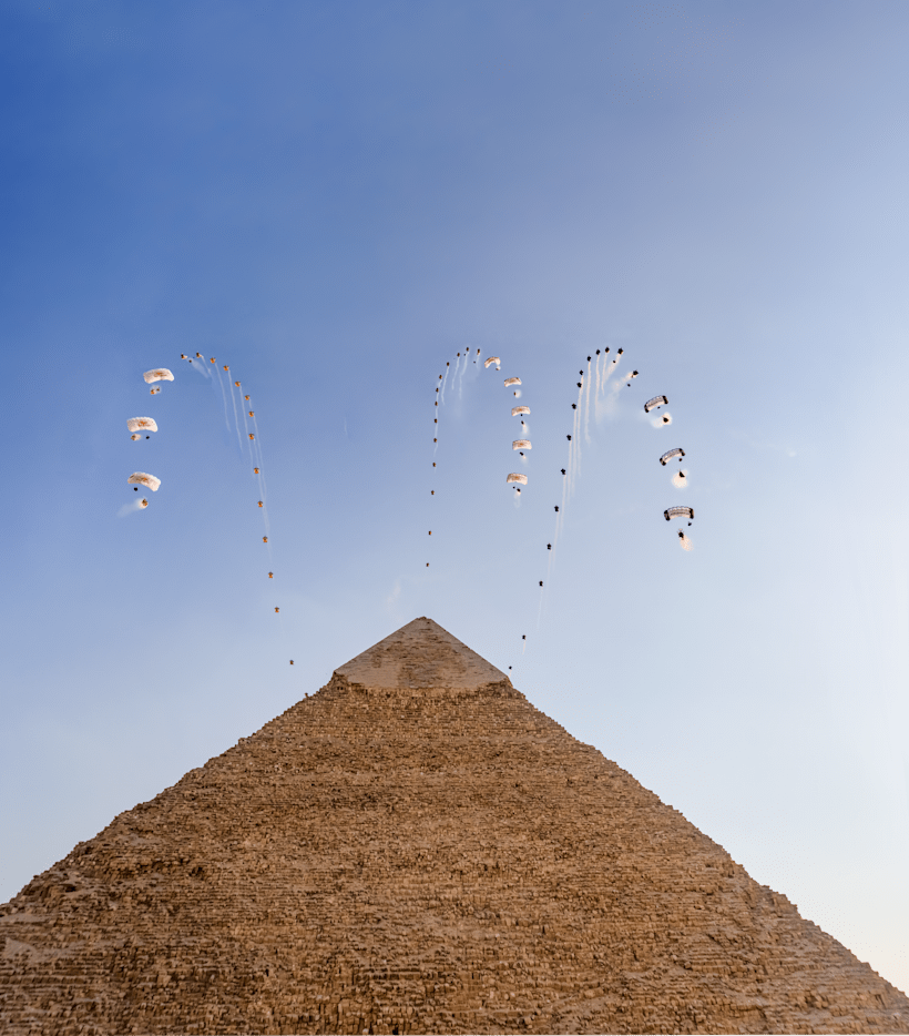 Ο Fred Fugen πετώντας πάνω από τις πυραμίδες στη Γκίζα της Αιγύπτου, στις 4 Νοεμβρίου 2021.