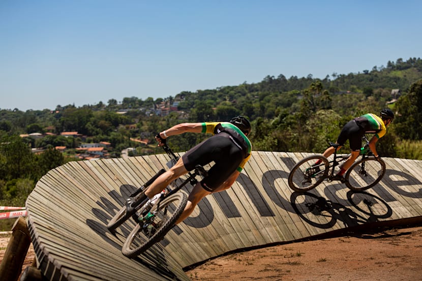 Pista de XCO divertida com saltos e curvas em madeira
