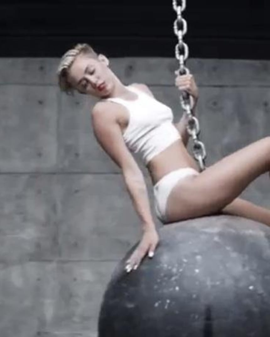 Песня wrecking ball. Майли Сайрус Wrecking Ball. Miley Cyrus на шаре. Майли Сайрус на шаре голая. Майли Сайрус 2013 Wrecking Ball.