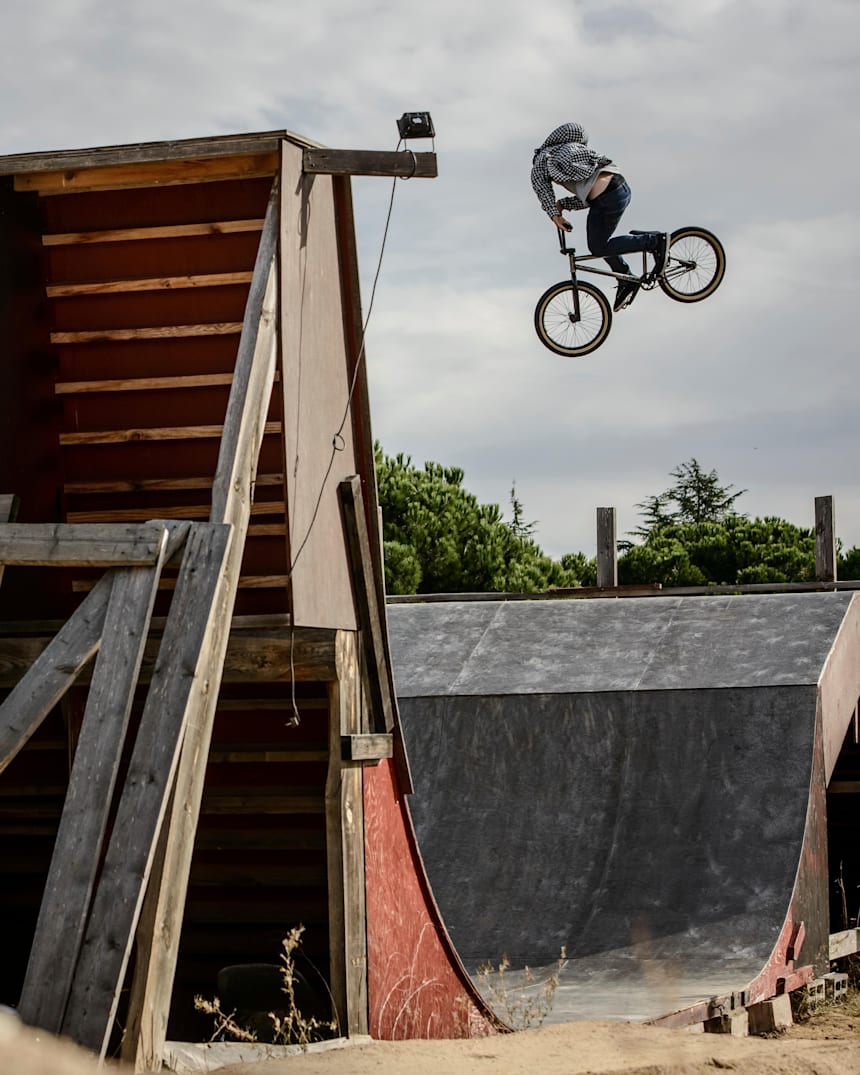 Photos Backyard Session With Sergio Layos
