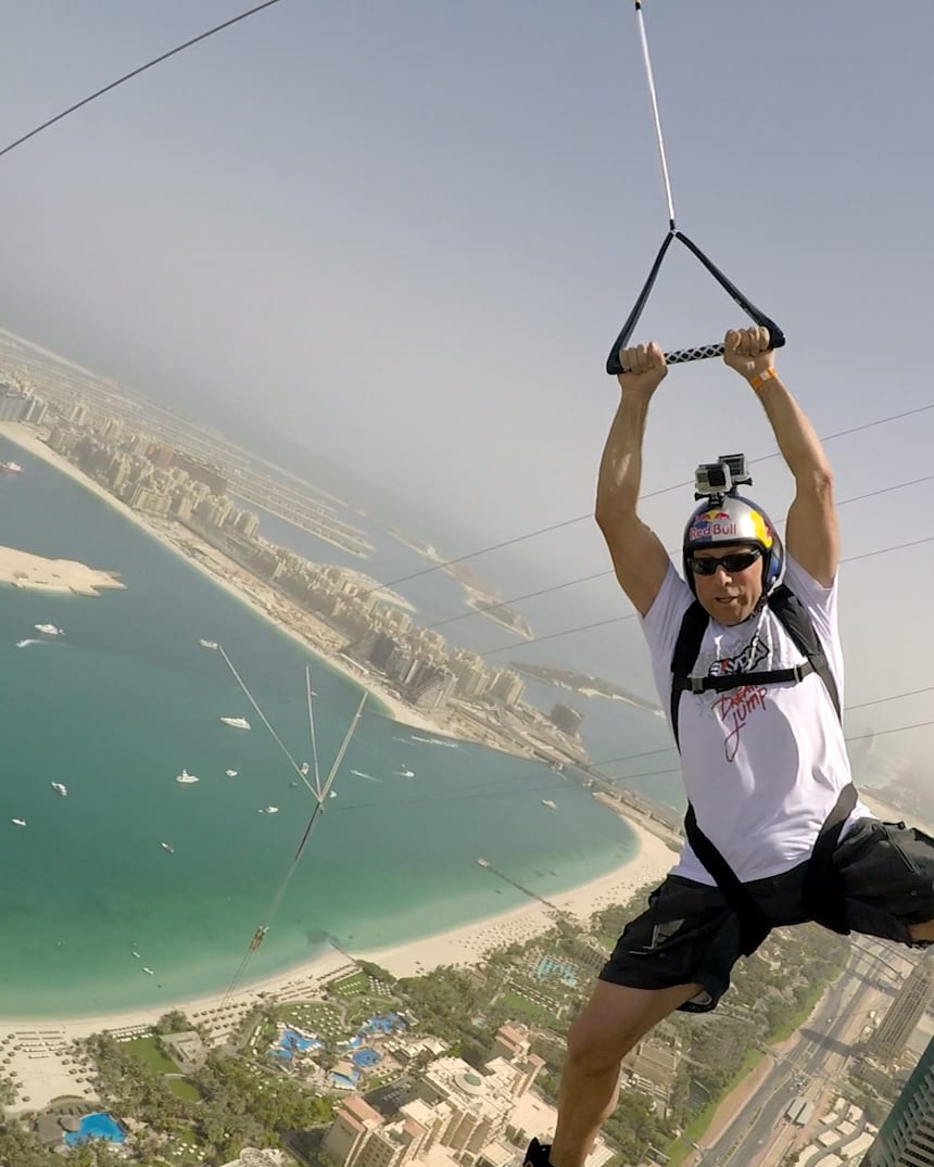 Base Jumping De Pe Cea Mai Lunga Tiroliana Din Lume