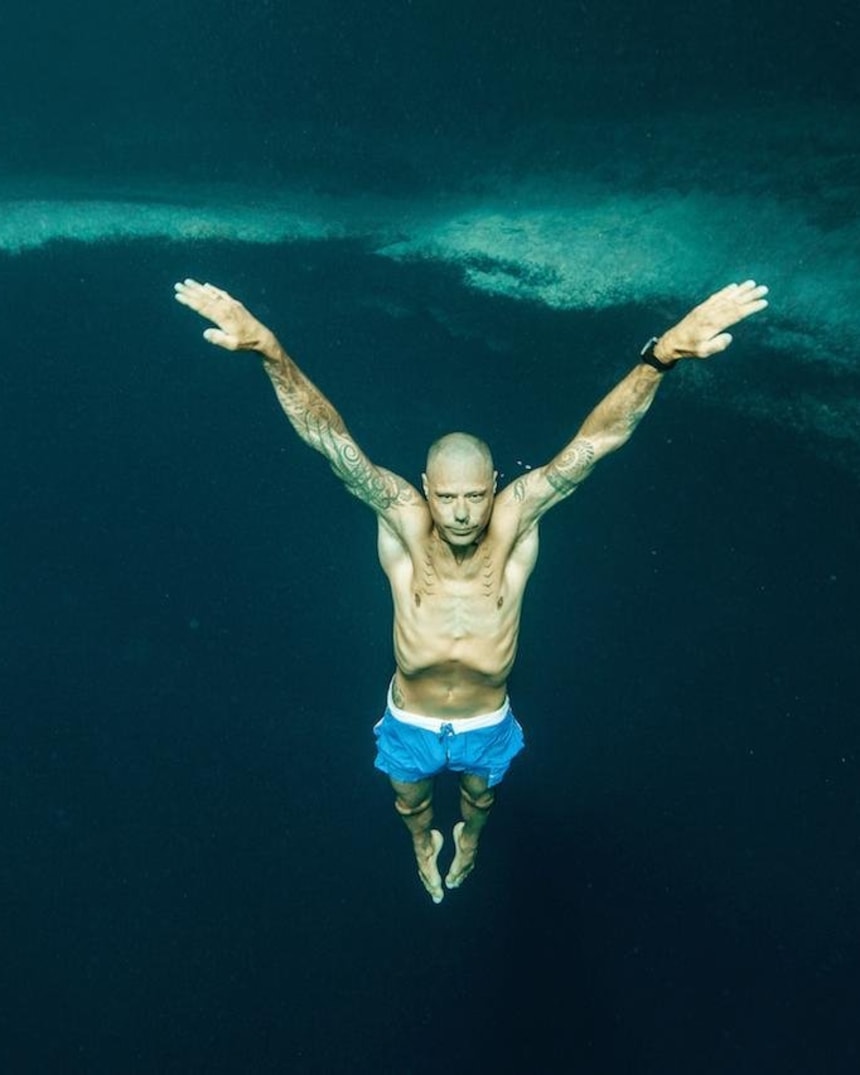 蓮華座でフリーダイビング