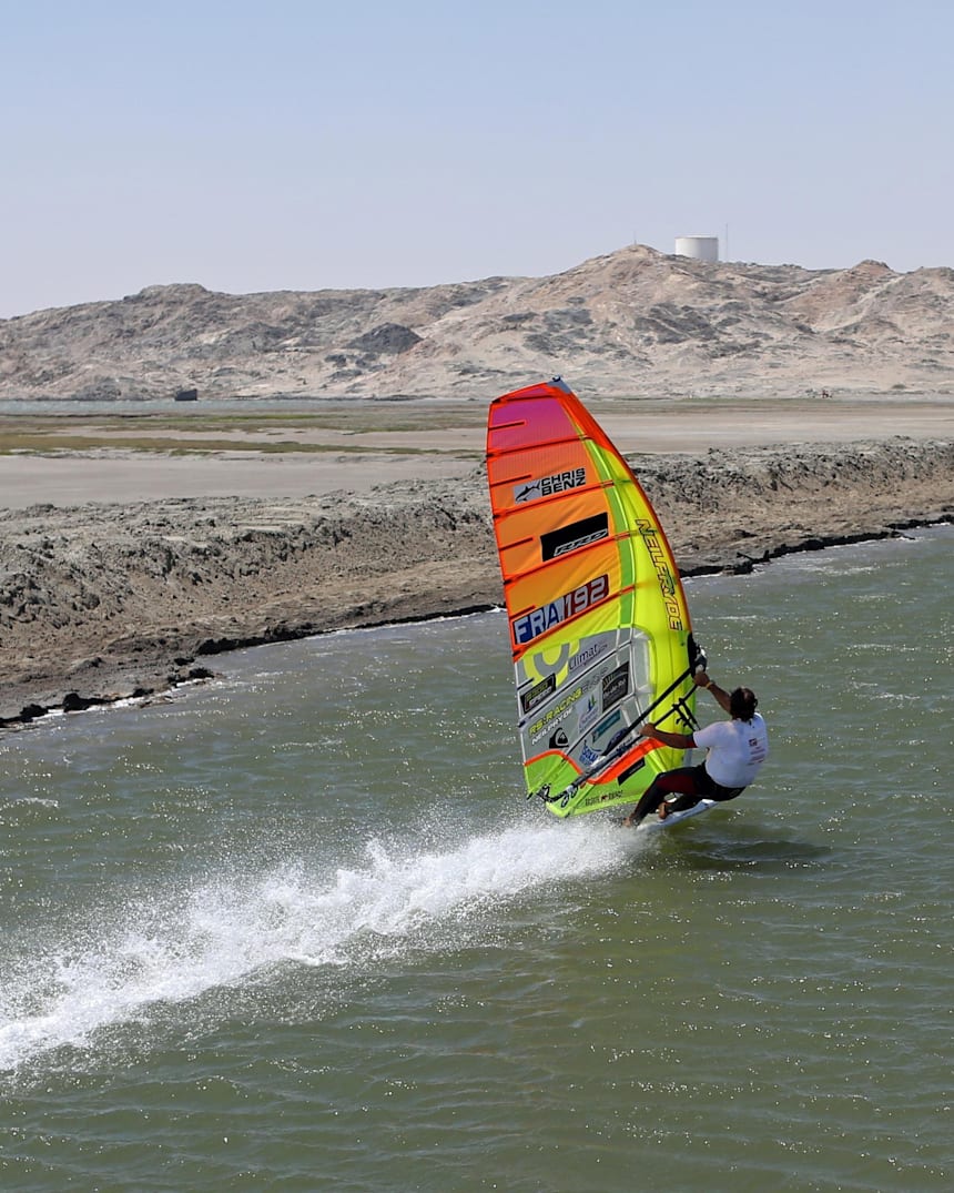 15 11 海上のスピードキング ウィンドサーフィンで時速100km Surfing