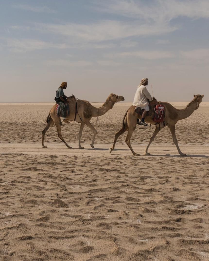 رحالة عمانيون وإنجليز عبروا صحراء في 49 يوما