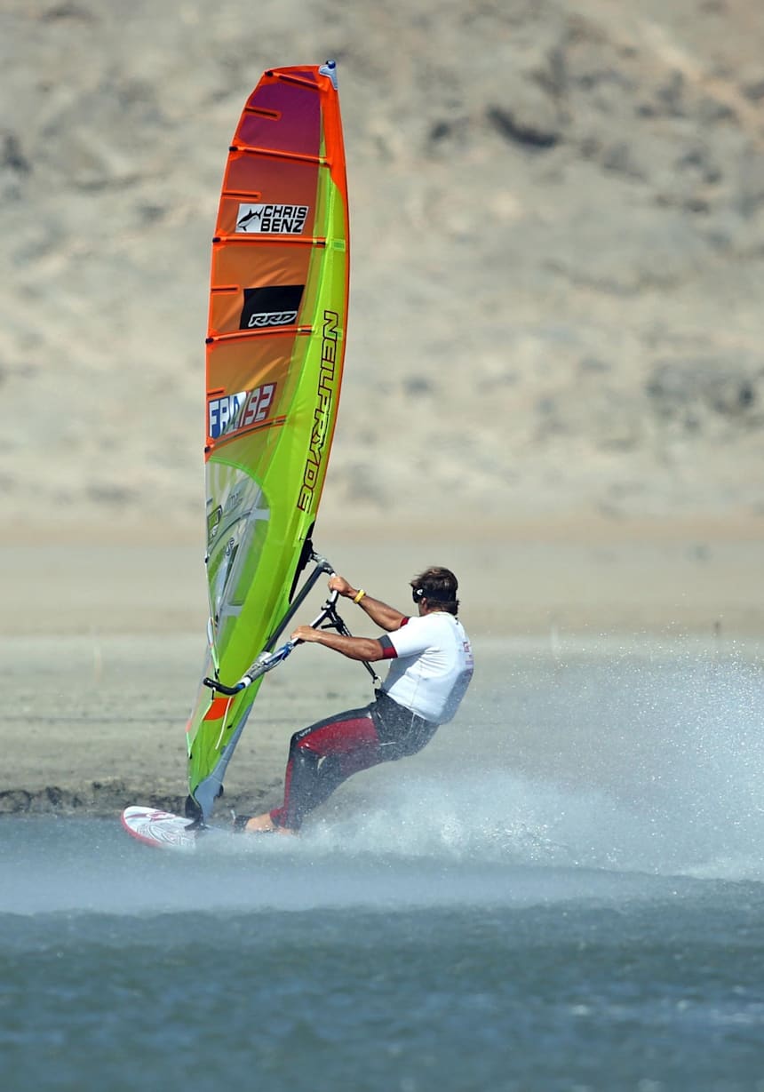 15 11 海上のスピードキング ウィンドサーフィンで時速100km Surfing