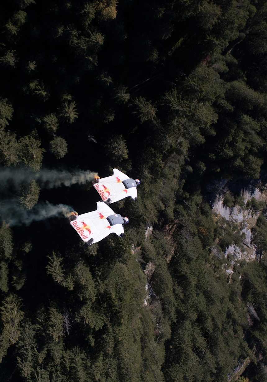 飛行機の機内に 着地 したウイングスーツパイロット