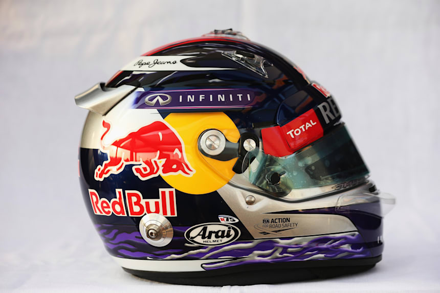 Vettel Porte Un Casque Dessine Par Un Fan