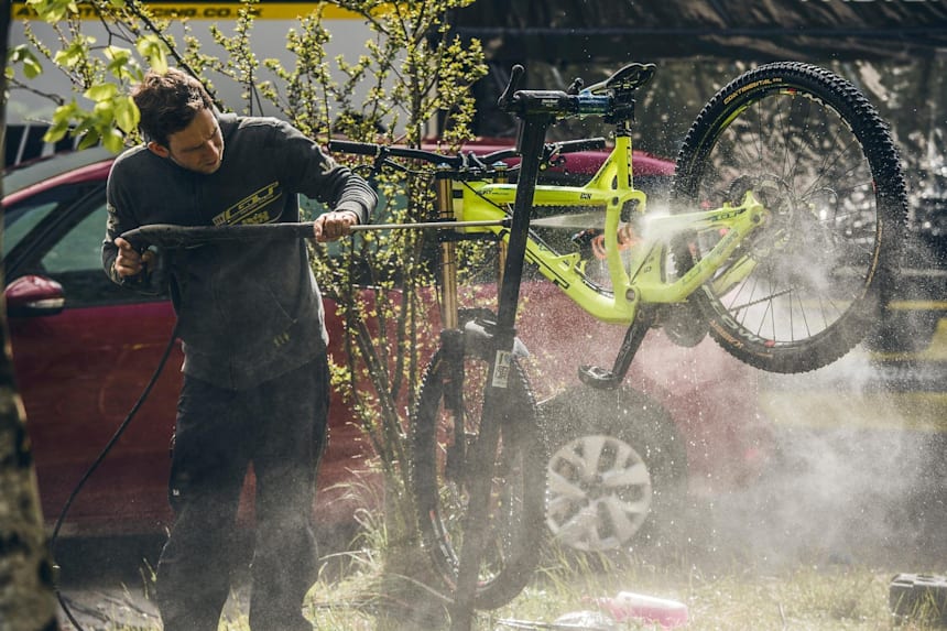 cleaning mountain bike