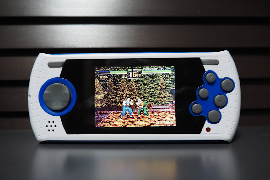 クラシックな 名作 や 迷作 を気軽に楽しめる 海外製携帯ゲーム機で遊んでみた