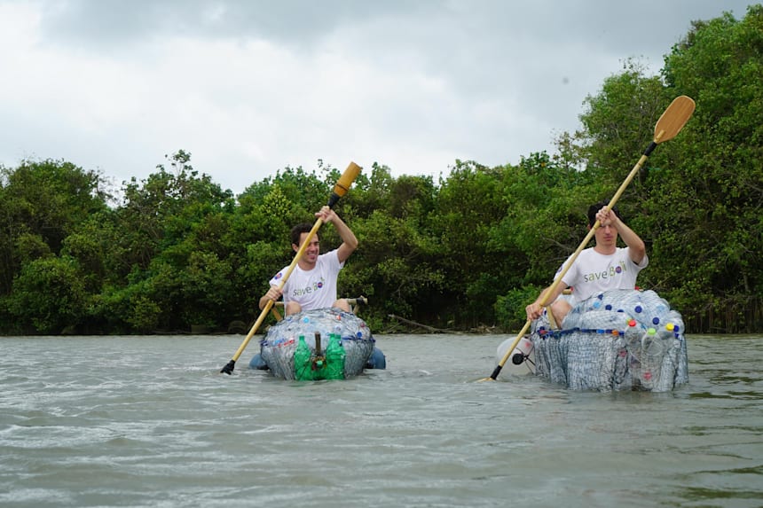 Indonesie 2 Freres Sauvent La Riviere La Plus Polluee
