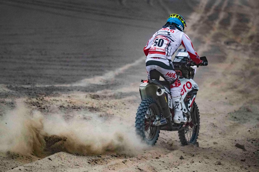 Dakar 2019 Follow Daily Updates On Cs Santosh Ia diangkut dengan helikopter medis dan tetap dalam toby price turun hampir 800 km dengan ban belakang rusak di etape 7 dan 8 untuk menghidupkan peluang menjuara reli dakar 2021. dakar 2019 follow daily updates on cs