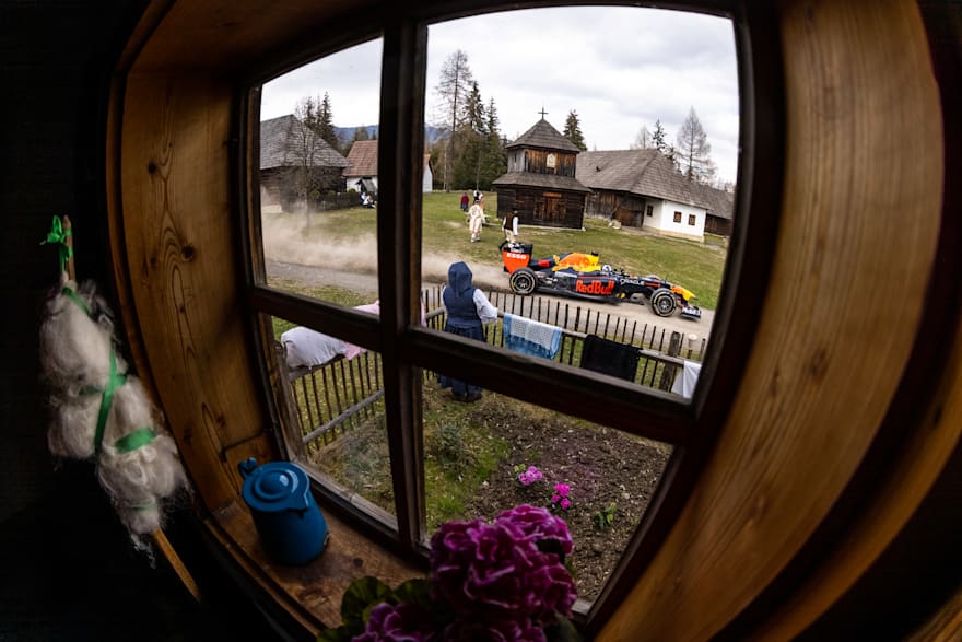 Výhled z okna na slovenské dědině
