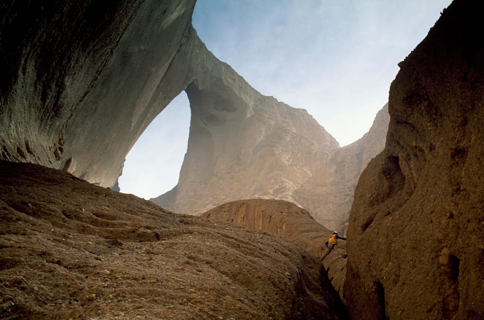 Un arco en el desierto de Taklimakan, China