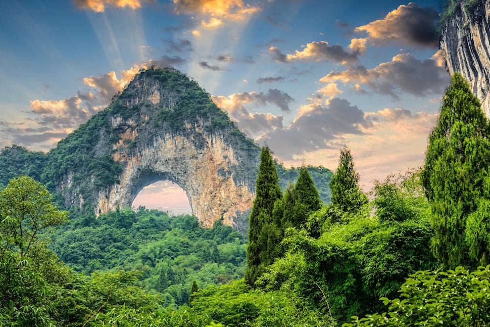 El puente natural Moon Hill natural en China