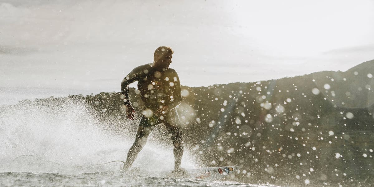 How to position yourself and stand up on a surfboard