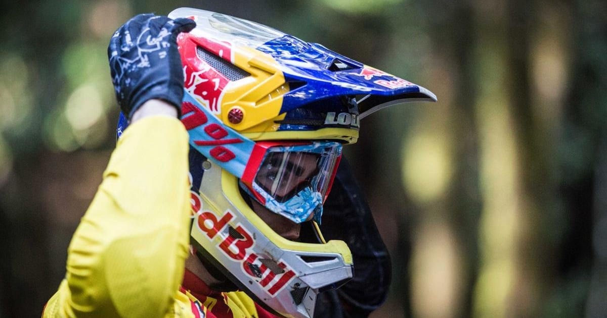 Casco poc red deals bull